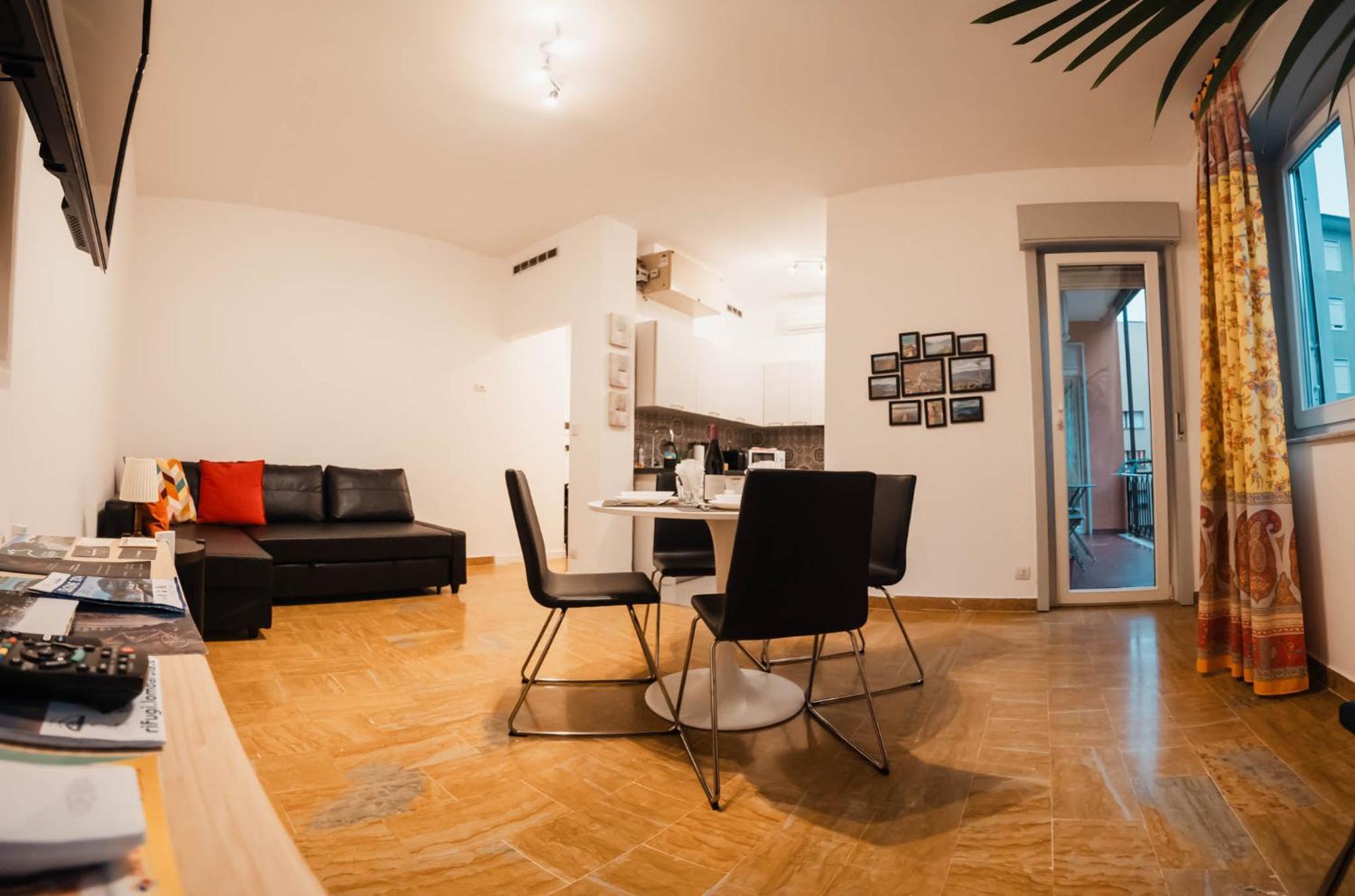 Sweethome Ampio Bilocale In Centro Con Parcheggio Gratuito Coperto Vicino A Stazione Como-milano Apartamento Erba