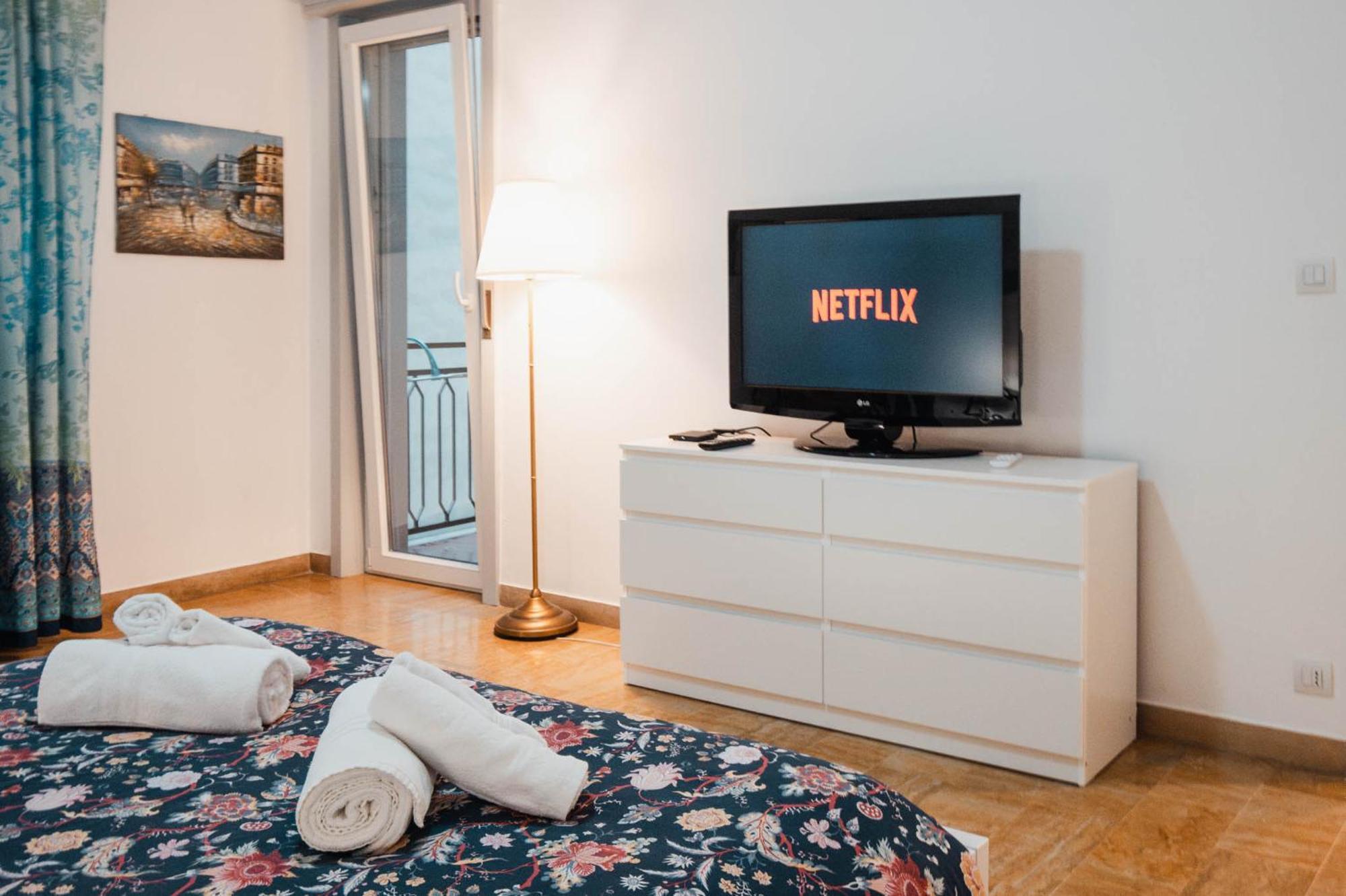 Sweethome Ampio Bilocale In Centro Con Parcheggio Gratuito Coperto Vicino A Stazione Como-milano Apartamento